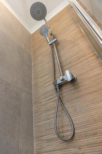 une douche dans une salle de bain avec une pomme de douche dans l'établissement Le Green - 10mn from Paris - Métro ligne 7, à Aubervilliers