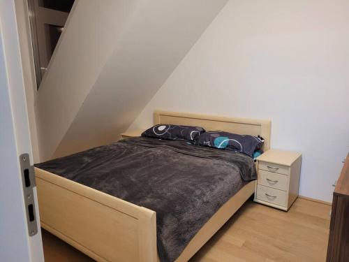 um quarto com uma cama e uma pequena mesa de cabeceira em Stilvolle Stadtoase nähe Prater inkl. Whirpool em Viena