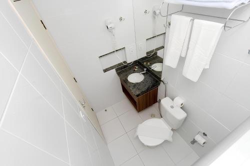 vista sul soffitto di un bagno con servizi igienici e lavandino di Lacqua Diroma 1 2 3 4 5 a Caldas Novas