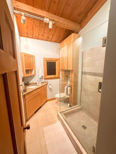 y baño con ducha y aseo. en Big Bear Cabin, en Corning