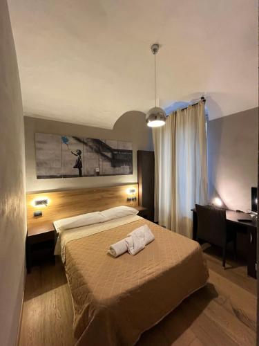 a bedroom with a bed with two towels on it at Hotel Pino in Lerici