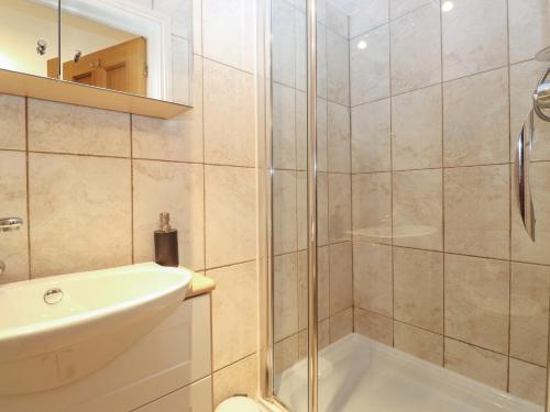ein Bad mit einer Dusche, einem WC und einem Waschbecken in der Unterkunft 5 Ladstock Hall in Keswick