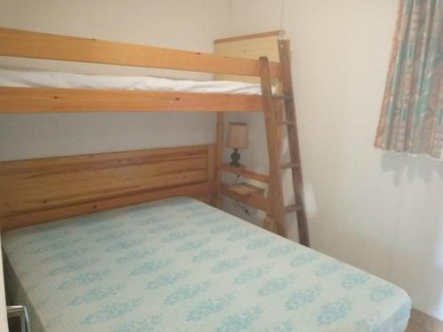 une chambre avec deux lits superposés et une échelle dans l'établissement RESIDENCE LE PARADOU, à Rayol-Canadel-sur-Mer