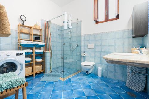 uma casa de banho com um chuveiro, um WC e um lavatório. em Mimì Junior home, central sea view apartment em Praiano