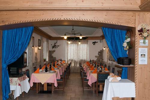 TV a/nebo společenská místnost v ubytování Hotel El Geiger