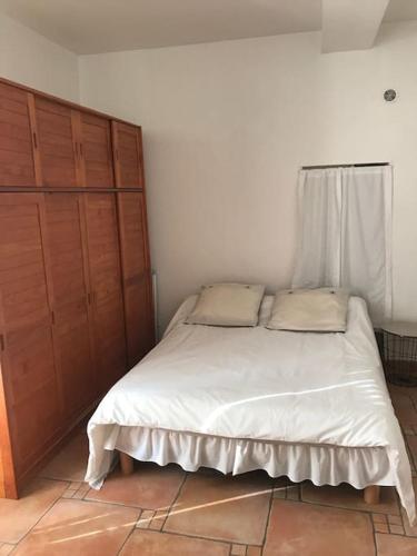 1 dormitorio con 1 cama y vestidor en Location studio place du marché, en Bastia