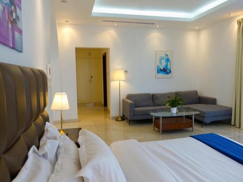 Uma área de estar em Private Room Villa Dubai