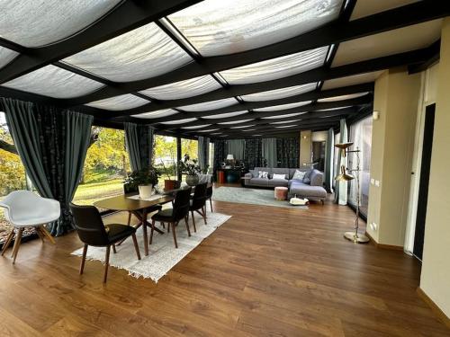 ein Wohnzimmer mit einem Tisch, Stühlen und einem Sofa in der Unterkunft Alloggio turistico-Charming Nature House in Ronciglione