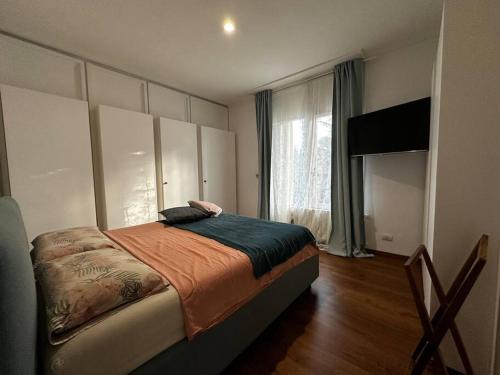 1 dormitorio con cama y ventana grande en Alloggio turistico-Charming Nature House, en Ronciglione