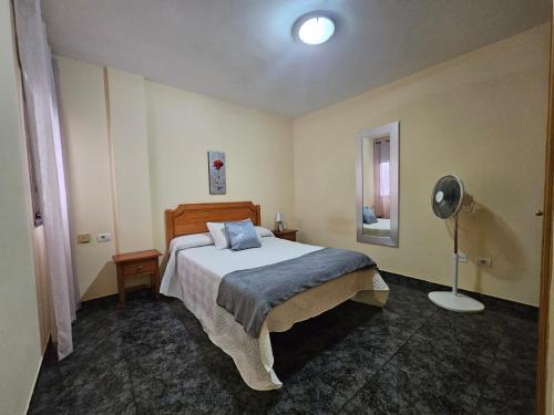 Un dormitorio con una cama y una lámpara. en Apartamento Mendoza-San Isidro en San Isidro