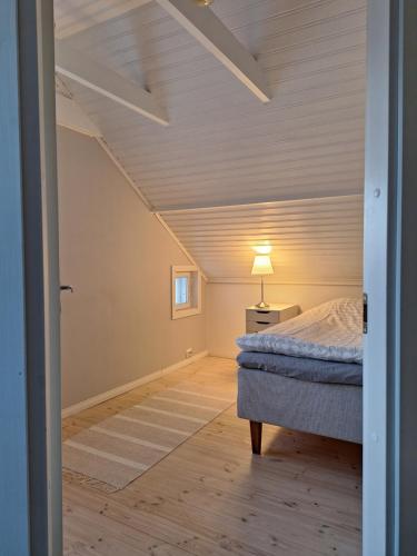 Tempat tidur dalam kamar di Yö Vaahteramäellä