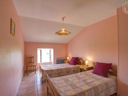 een slaapkamer met 2 bedden en een raam bij Gîte Saint-Alban-les-Eaux, 3 pièces, 4 personnes - FR-1-496-75 in Saint-Alban-les-Eaux