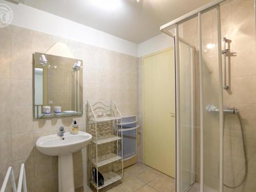 a bathroom with a sink and a shower at Gîte Saint-Alban-les-Eaux, 3 pièces, 4 personnes - FR-1-496-75 in Saint-Alban-les-Eaux