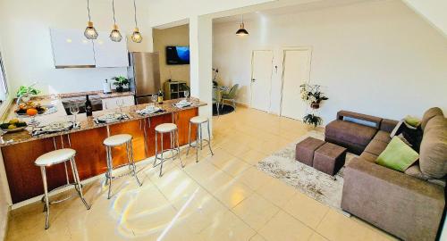 - une cuisine et un salon avec un canapé et un bar dans l'établissement Sunshine Palace Madeira, à Ponta do Sol