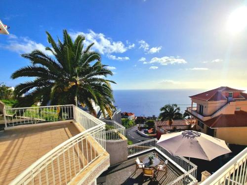 un balcon avec vue sur l'océan dans l'établissement Sunshine Palace Madeira, à Ponta do Sol