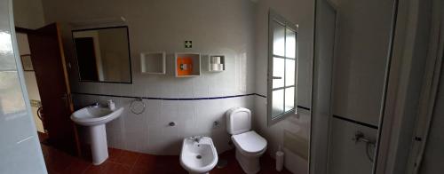 a bathroom with a toilet and a sink at Quinta São José in Coruche