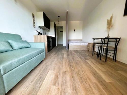 HYERES PORT Studio 2 personnes 2 enfants vue HIPPODROME