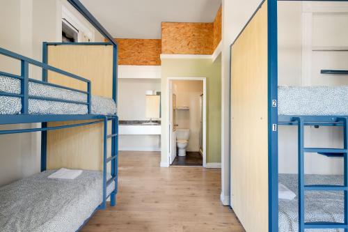 بيت شباب هاي سان دييغو داون تاون  في سان دييغو: سريرين بطابقين في غرفة مع مرحاض