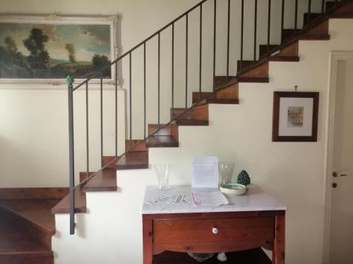 a room with a staircase with a table and a stair case at Appartamento A casa di Bert - Catania in Catania