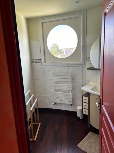 een badkamer met een wastafel en een raam bij Nid de Pie in Crozon