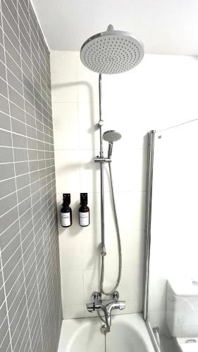 a bathroom with a shower with a shower head at APARTAMENTO CON TERRAZA BY PRESTIGI in Terrassa