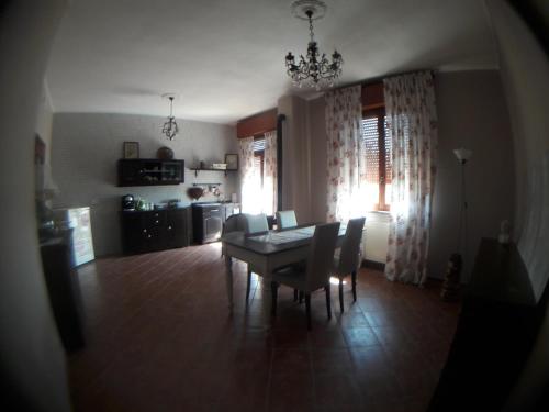 a dining room with a table and chairs at Affittacamere B&B Caorso in Caorso