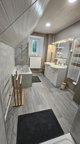 une salle de bain avec une baignoire, un lavabo et des toilettes dans l'établissement L'Oustal dé l'Adrienne é Jean , Gite de campagne au pied des montagnes, à Tournemire