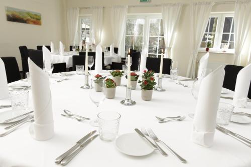 Un restaurante u otro lugar para comer en Hotel Worpsweder Tor