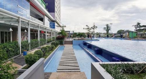 een zwembad in een gebouw naast een gebouw bij green pramuka city in Jakarta