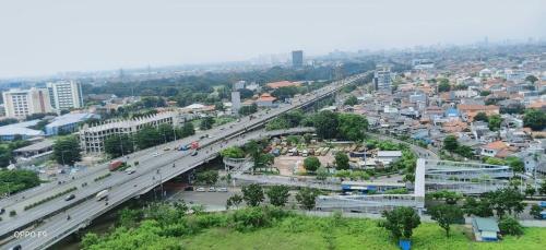 een uitzicht over een brug in een stad bij green pramuka city in Jakarta