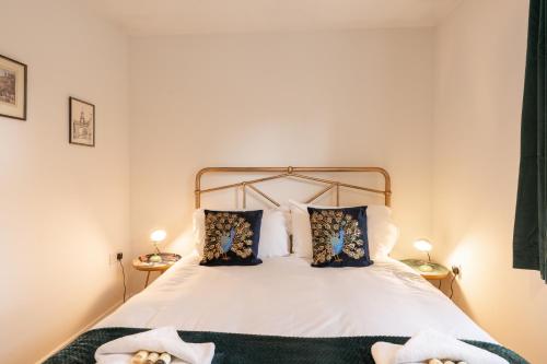 ein Schlafzimmer mit einem weißen Bett mit zwei Lampen in der Unterkunft Pet-friendly 2 bed home near Chester train station. For 6 people. in Chester