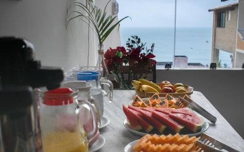 Hotel Pousada Estacao Do Sol Natal في ناتال: طاولة مليئة بأطباق الطعام والفواكه