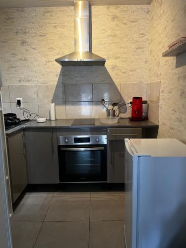 cocina con fogones y fregadero en Appartement à Mailly-le-camp, en Mailly-le-Camp