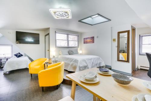 Postel nebo postele na pokoji v ubytování Ocean City Loft-Style Apt, Close to Beaches!