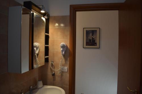łazienka z umywalką i telefonem na ścianie w obiekcie Villa Victoria, Taormina w Taominie