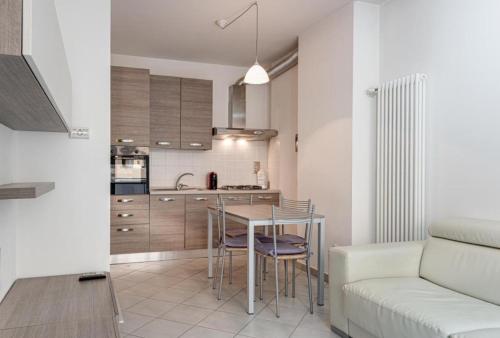 uma cozinha e sala de estar com uma mesa e um sofá em Comfort Scandicci Centro Facile accesso a Firenze em Scandicci