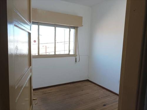 Habitación vacía con ventana y puerta en Apartamento de dos dormitorios en Santa Isabel