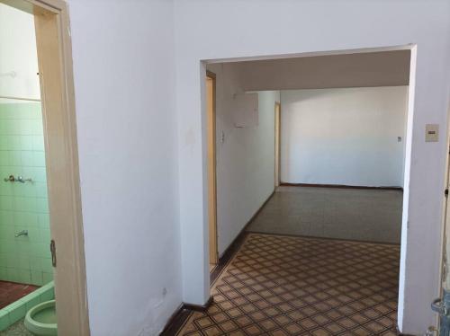 Habitación vacía con puerta en el baño en Apartamento de dos dormitorios en Santa Isabel