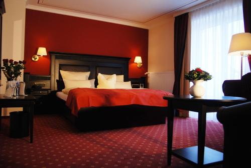 Een bed of bedden in een kamer bij Hotel Sankt Maximilian