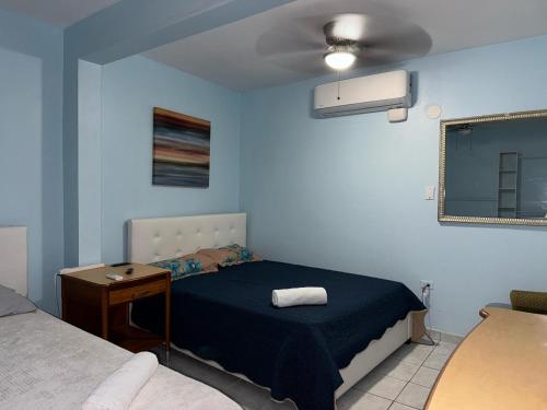 um quarto com uma cama e uma ventoinha de tecto em 3BR, 1BA Spacious Property in Cataño, Near Bacardí em Catano