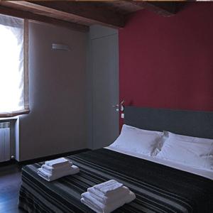 a bedroom with a bed with two towels on it at B&B La Dimora Della Zarina in Mormanno