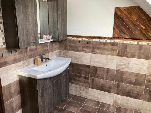 un bagno con lavandino e specchio di ubytování v podkroví a Jindřichŭv Hradec