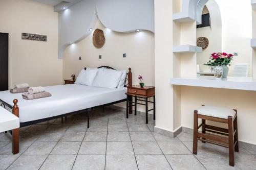 - une chambre avec un lit et une table dans l'établissement Lefkes Studios, à Naxos Chora