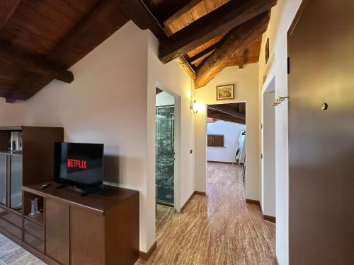 - un salon avec une télévision sur une table en bois dans l'établissement Suite Carlo - Modena, à Casinalbo