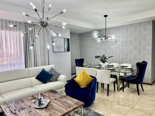 a living room with a couch and a dining room table at Metropolitan Blue SK in Guatemala