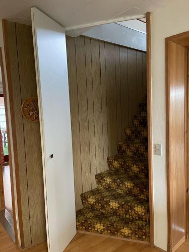 una habitación con una escalera con un montón de troncos en VS-Homestay, en Sakskøbing