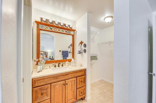 y baño con lavabo y espejo. en Coolidge Home with Patio, Near Casa Grande Monument!, en Coolidge