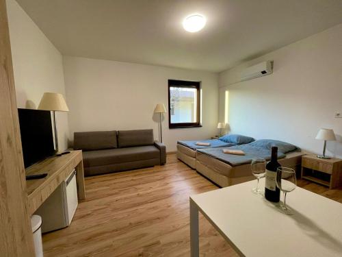 Tündér Farm 8420 Zirc, Esterházy utca 18. kép - 3