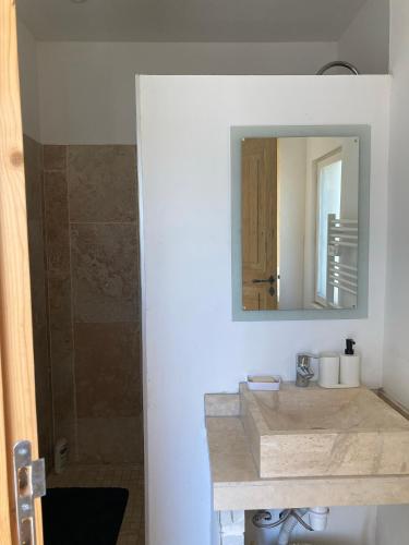 une salle de bain avec un lavabo et un miroir dans l'établissement Chambres indépendantes en plein centre historique, à Beaucaire