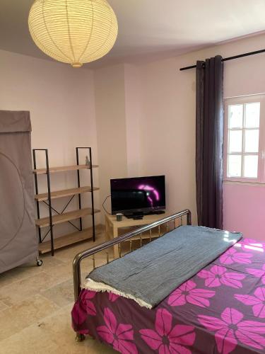 מיטה או מיטות בחדר ב-Chambres indépendantes en plein centre historique